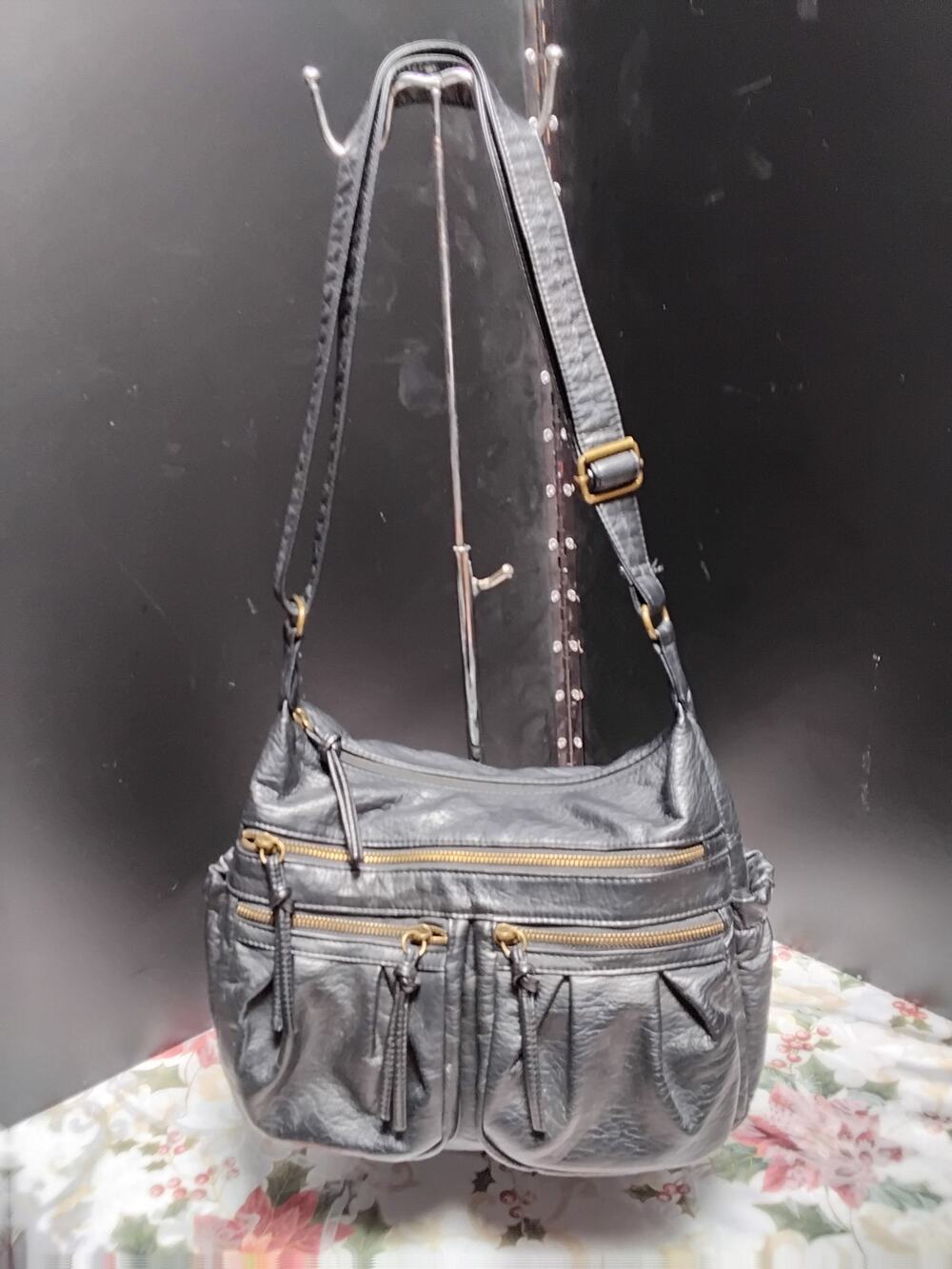 Bueno Black Shoulder Bag Purse adjustable strap lots of pockets
